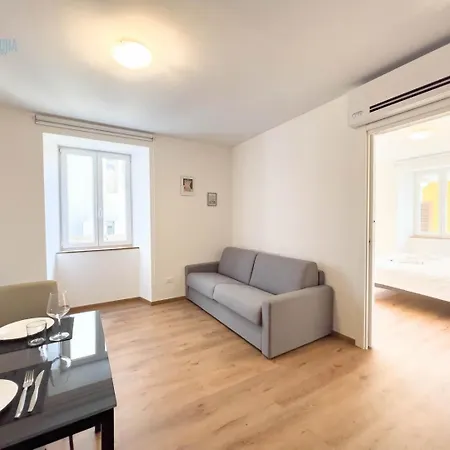 Palazzo Saba Tirabora Short Rent Lägenhet