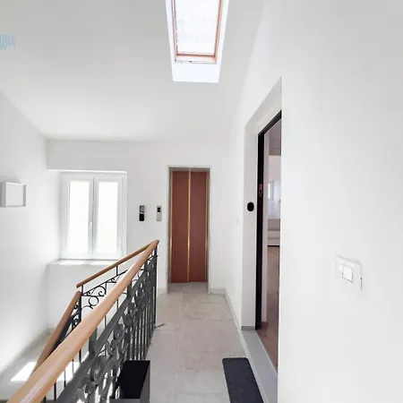 Palazzo Saba Tirabora Short Rent Lägenhet *