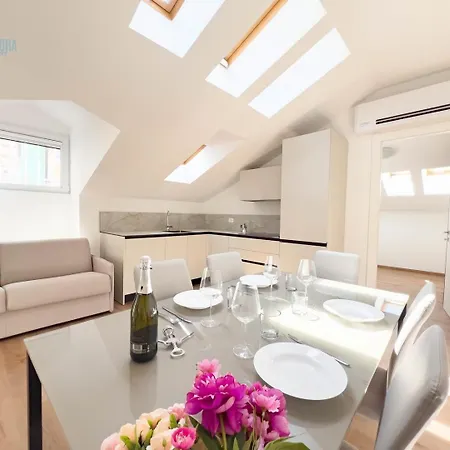 Palazzo Saba Tirabora Short Rent 아파트