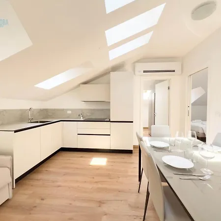 Lägenhet Palazzo Saba Tirabora Short Rent Trieste