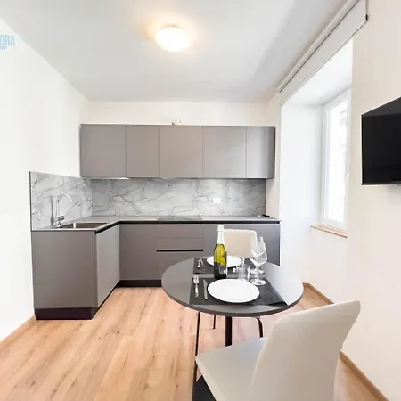 Palazzo Saba Tirabora Short Rent Apartment